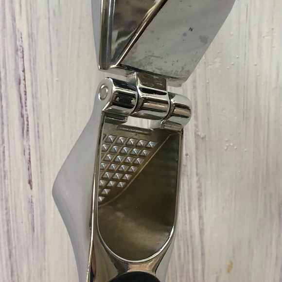 OXO GOOD GRIPS Professional HEAVY DUTY Garlic Press.  Die-cast Zinc & Silicone. - Picture 7 of 8